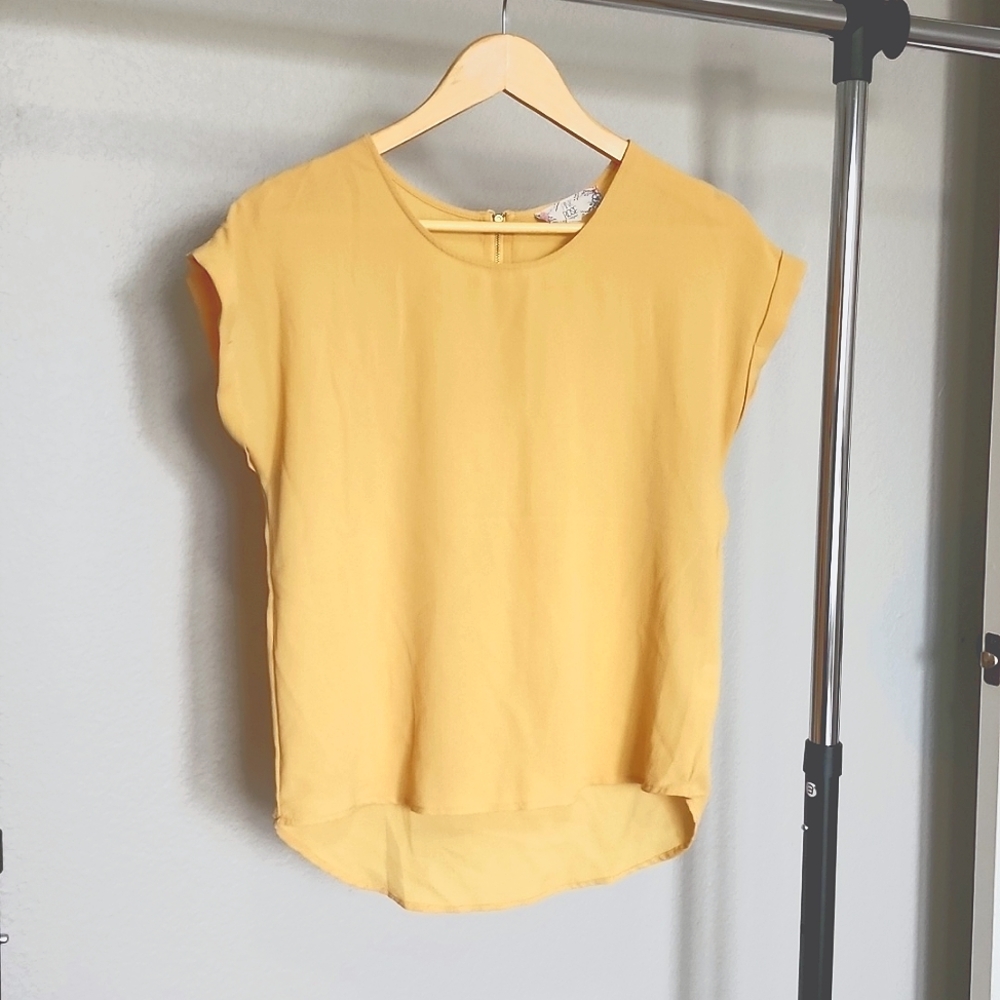 Yellow short-sleeved top